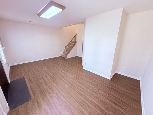 Building Photo - Luxury End Unit Townhome