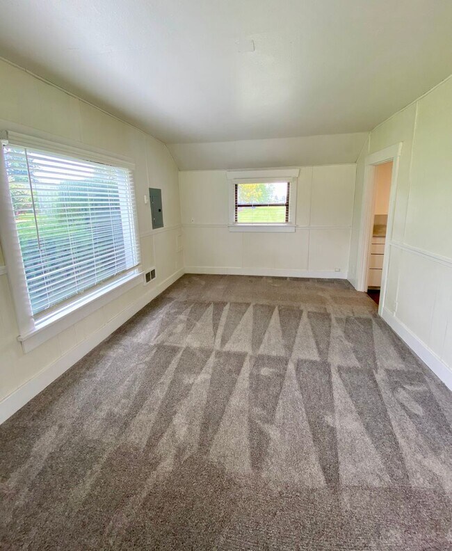 Building Photo - D&B Homes