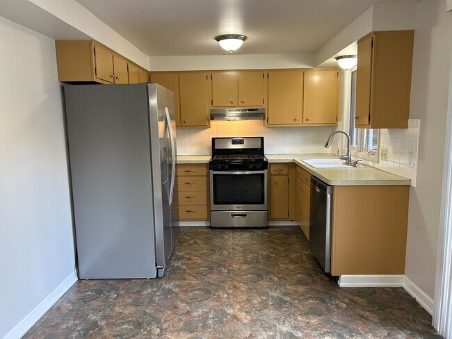 Building Photo - 100 Brittany Dr