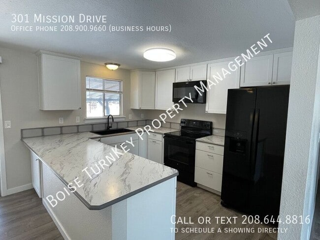 Building Photo - Amazing 3 Bedroom w/ 2 Living Spaces Centr...