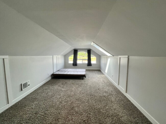 Building Photo - 1 Bedroom Suite for Lease with Washer/Dryer and Garage Spot