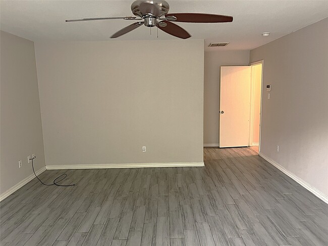 Building Photo - 2019 Pine Croft Dr