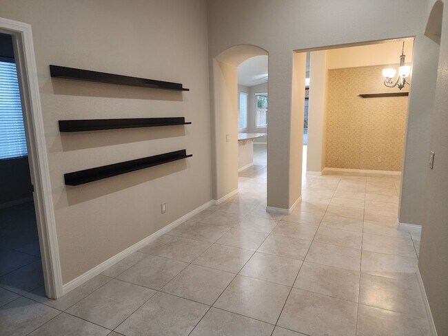 Building Photo - 4 Bedroom Single Level Home in Redhawk wit...