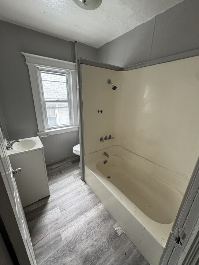 Building Photo - 108 Durnan St