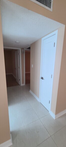 Building Photo - 1150 Rue des Reines