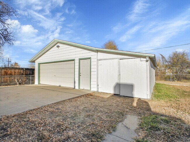 Building Photo - $2,340.95 - $300 OFF - First 2 Months'Rent - 3 Bedrooms, 1.5 Bathrooms, Single Family Home in Aur...
