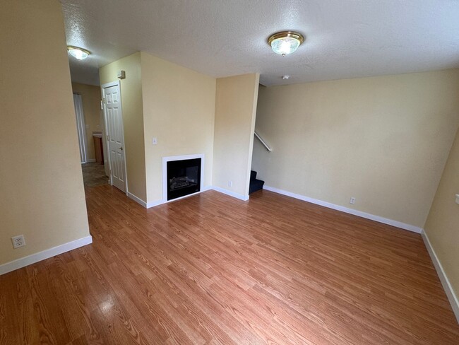 Building Photo - Blocks from UO! 2 large bedrooms 1.5 bath ...