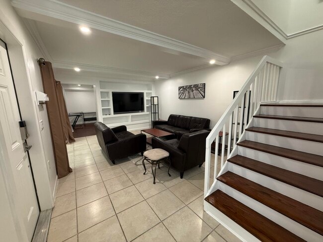 Building Photo - 2410 24th Ln