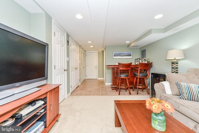 Building Photo - 629 S Henry St