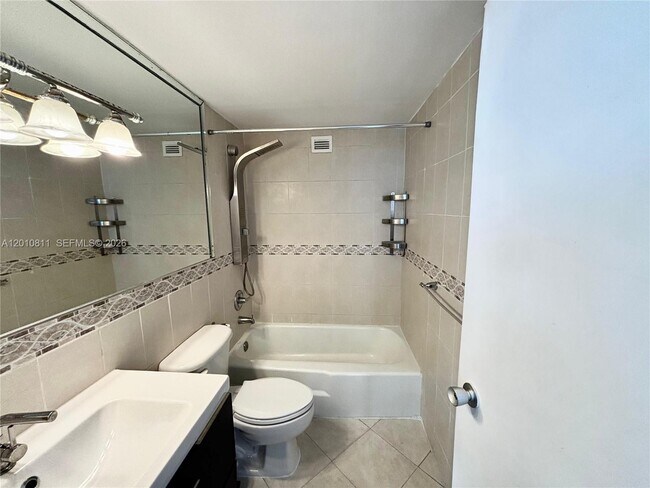 Building Photo - 999 Brickell Bay Dr