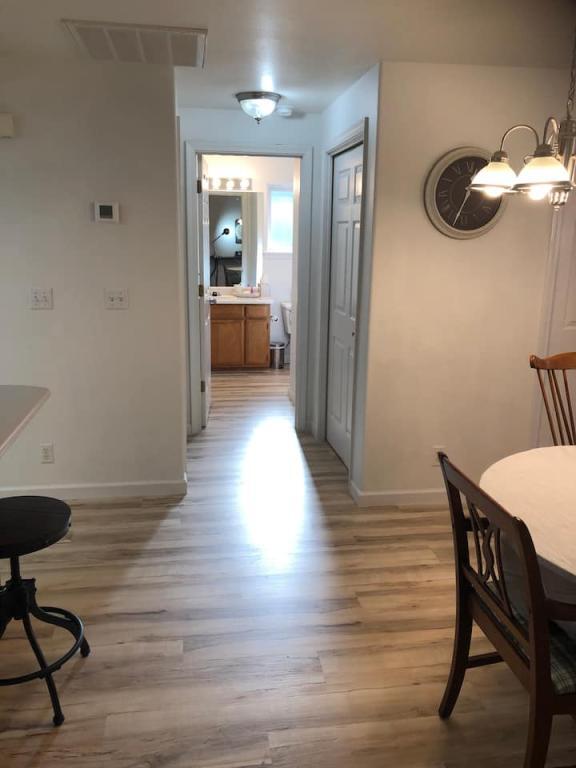 Building Photo - 525 Primrose Dr