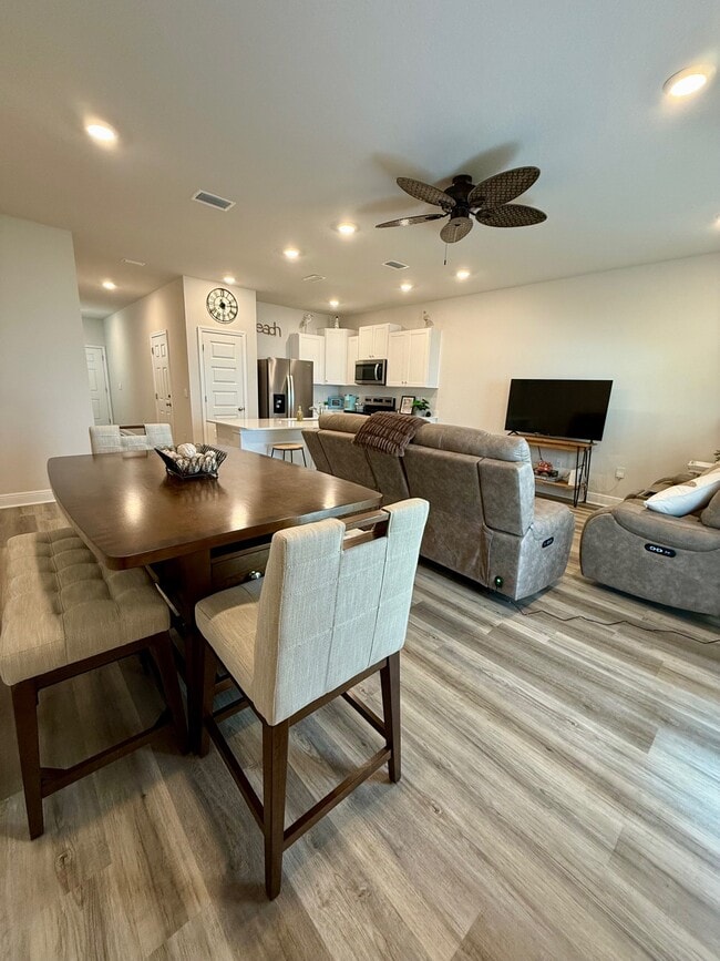 Building Photo - 5676 Sandy Walk St