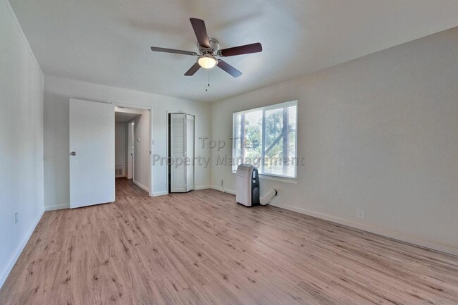 Building Photo - ***Beautiful 6 bed / 3 bath / 2,113 sqft H...