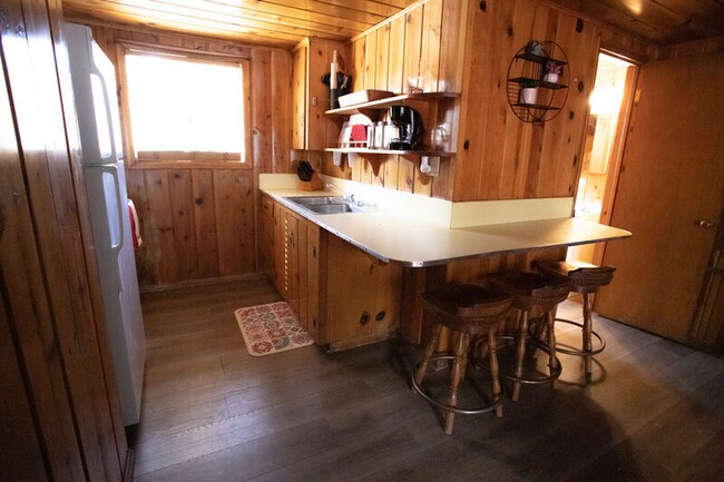 Building Photo - 956 W White Mountain Blvd