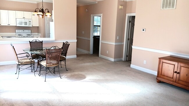 Building Photo - LOVELY 2 BEDROOM, 2 BATHROOM FURNISHED CON...