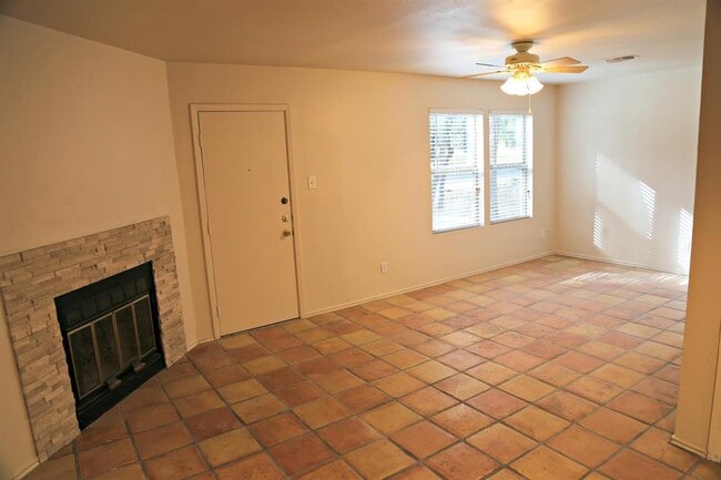 Building Photo - 2 Deerfield Dr