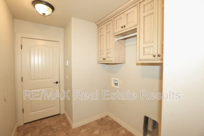 Building Photo - 3607 SW Birchton Ave