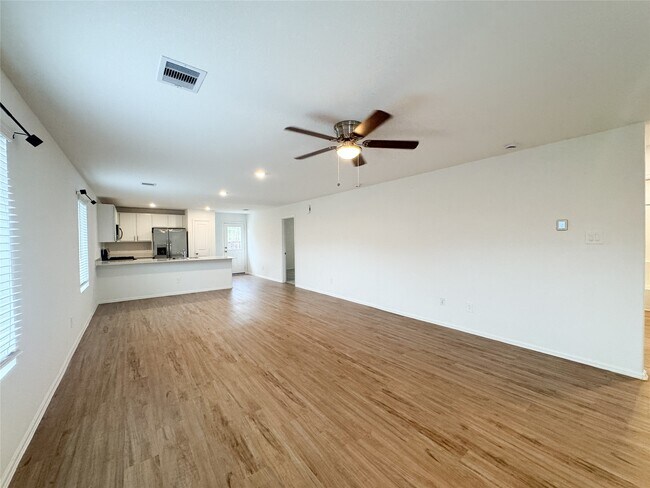 Building Photo - 1411 Las Cuevas Dr