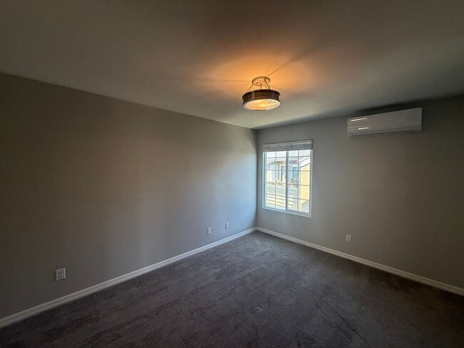 Building Photo - Beautiful 4B/2BA Top Floor Corner Unit wit...