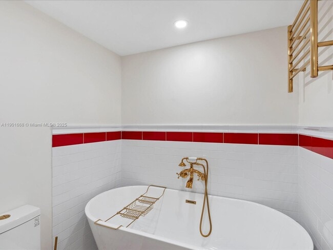 Building Photo - 8877 Collins Ave