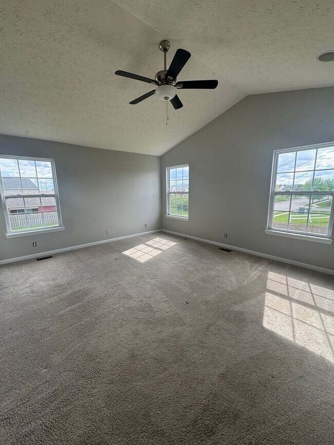 Building Photo - Three Bedroom Home with Fenced in Yard!