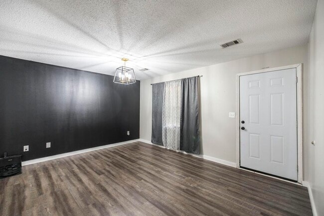 Building Photo - 609 Forest Lake Dr