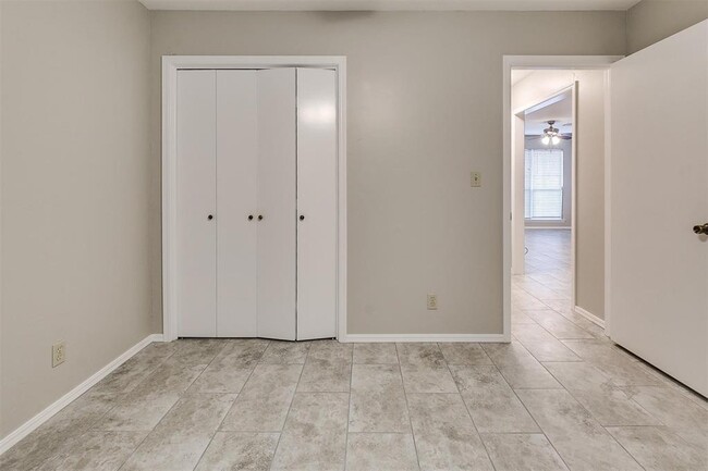 Building Photo - 828 Russell Cir