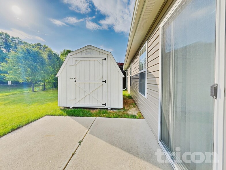 Building Photo - 2490 Lakecrest Dr