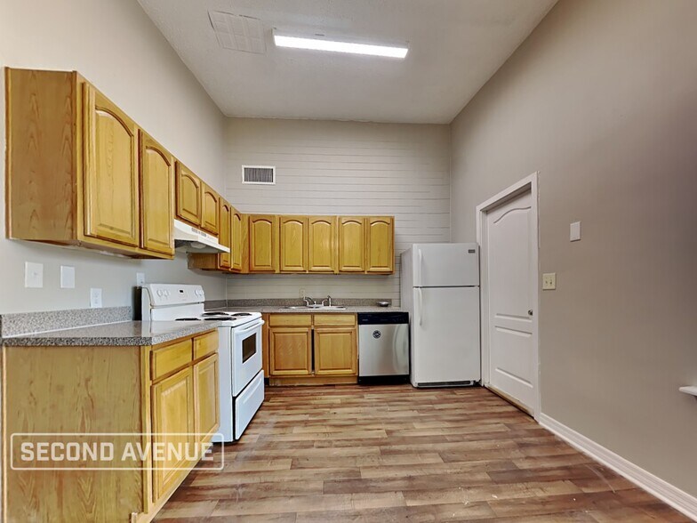 Building Photo - 3815 Rendale Dr N