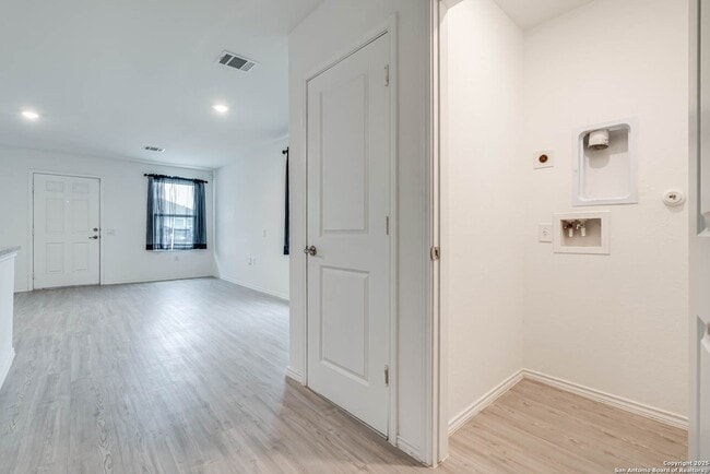 Building Photo - Super cute 3 Bedroom 2 Bath Home Southside...
