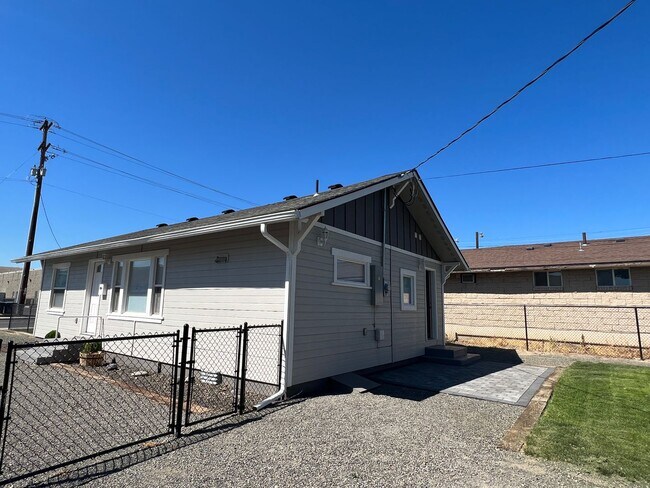 Building Photo - 109 E Fremont Ave