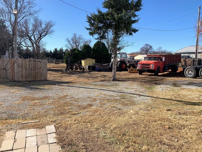 Building Photo - 2 Bed 1 Bath with Attached Garage