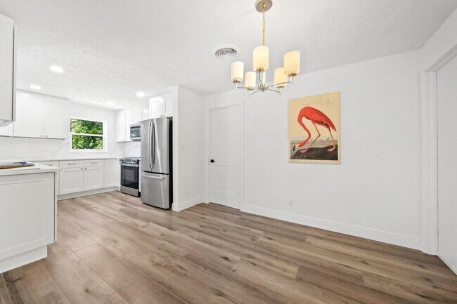 Building Photo - 2416 N W Everglades Blvd