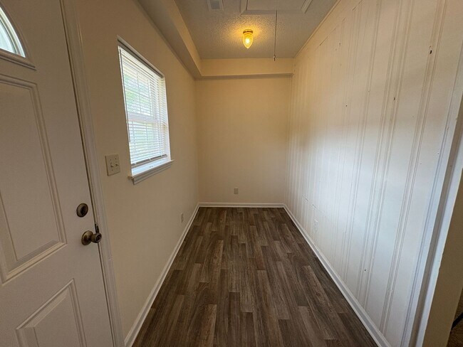 Building Photo - Cozy Two Bedroom Home!