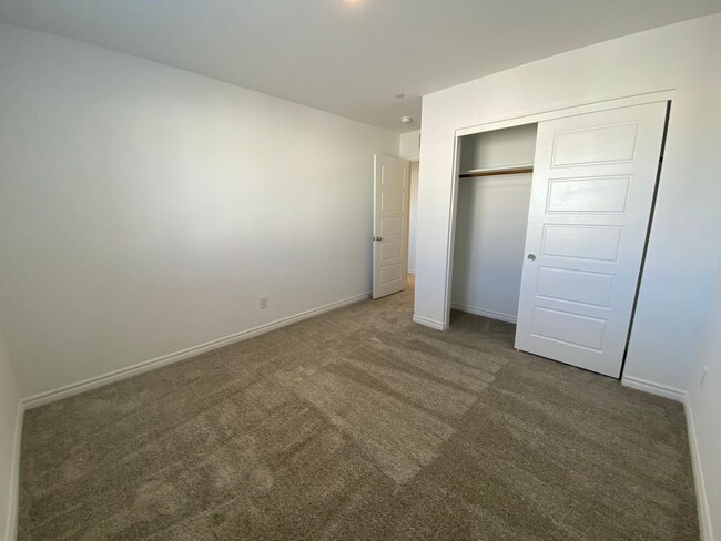 Building Photo - Fabulous 4 bedroom  Townhouse