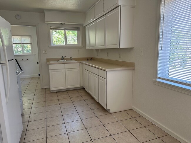 Building Photo - Well maintained home, recent upgrades, cut...