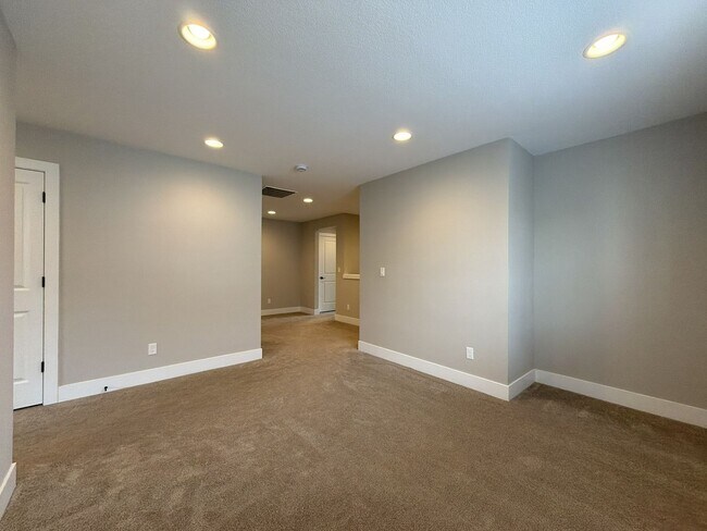 Building Photo - 12425 SW Silvertip St