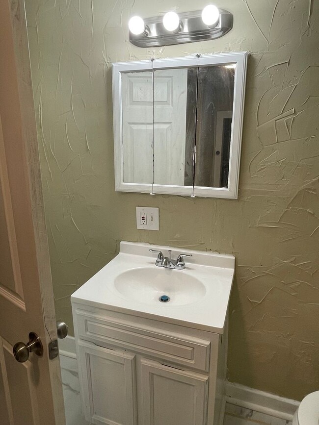 Building Photo - Newly Renovated Three Bedroom One Bath Upstairs Apartment