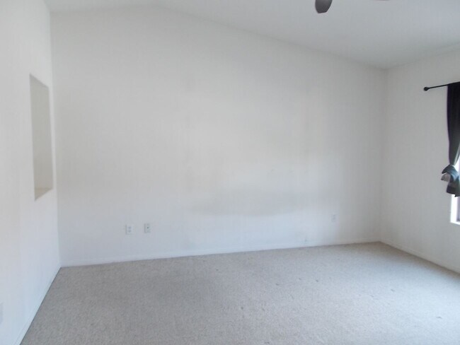 Building Photo - Move-In Ready 2BD/2BA Corner-Unit Condo in Guard-Gated Painted Desert!