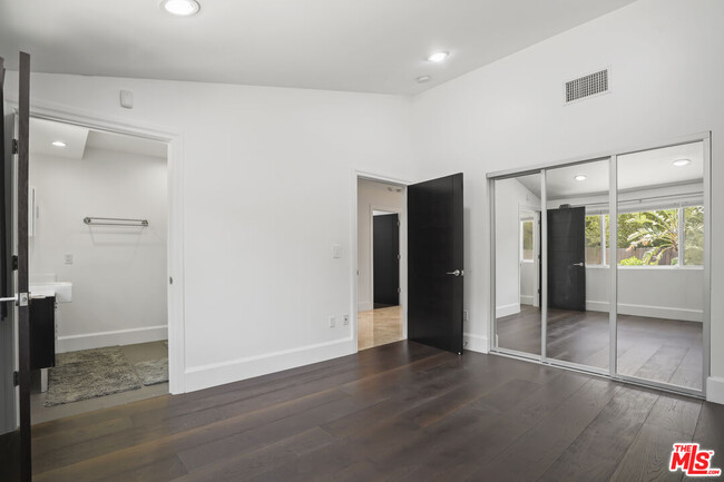 Building Photo - 16544 Park Ln Dr