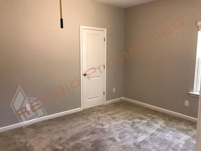 Building Photo - Grand 5 Bedroom 3 Baths House w/1st FL gue...