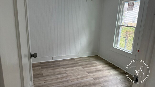 Building Photo - RATE DROP ALERT! (was $1600/month)