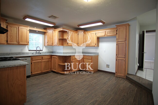Building Photo - 211 E Harmon Dr