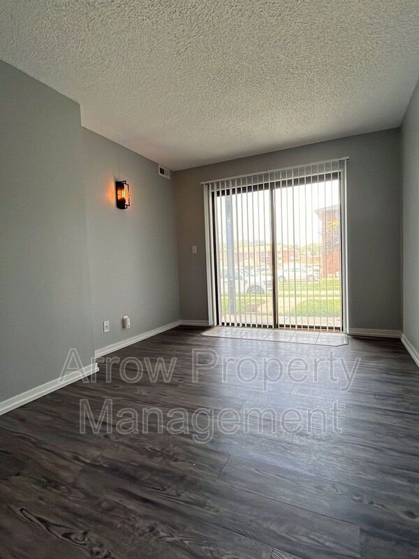 Building Photo - 3405 Holdrege St