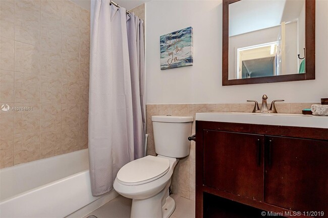 Master Bath - 3505 S Ocean Dr