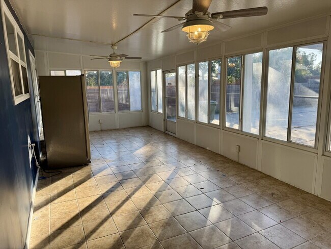 Building Photo - FRESHLY PAINTED 4 bedroom home in Lynn Haven!