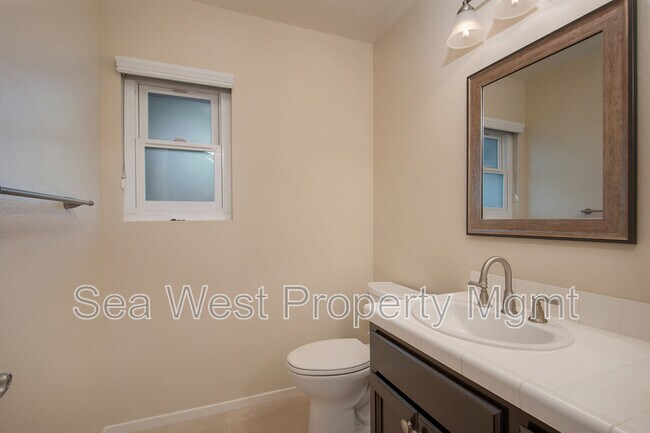 Building Photo - 846 S Cedros Ave