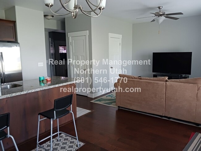 Building Photo - 3 Bed 2.5 Bath Townhome in West Haven Comi...