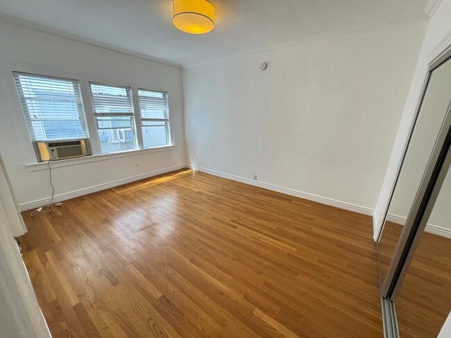 Building Photo - 1960 Argyle Ave