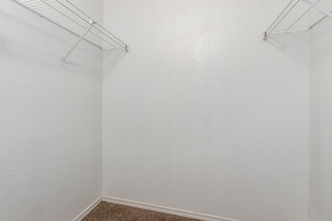 Building Photo - FREE RENT UNTIL 12-31-24- *HCVP CONSIDERED...